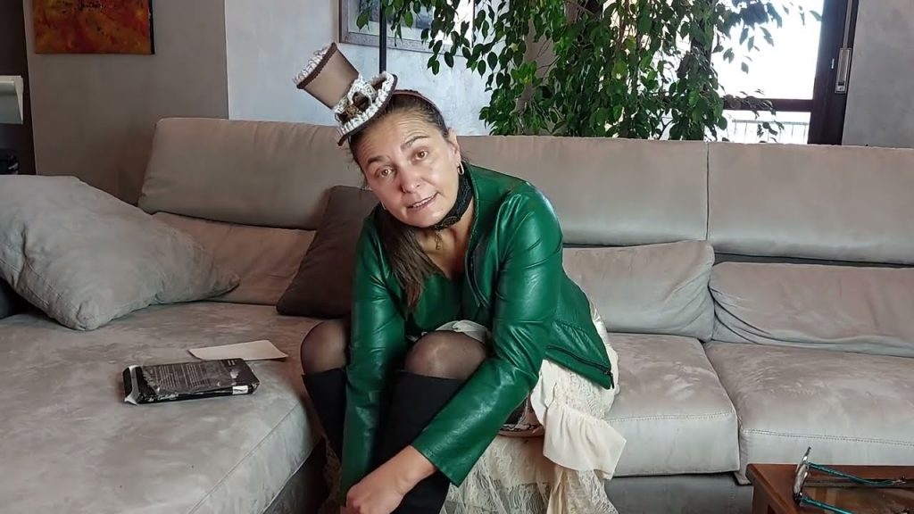 Simona prova le calze per reggicalze Aubade Serenade con balza trasparente